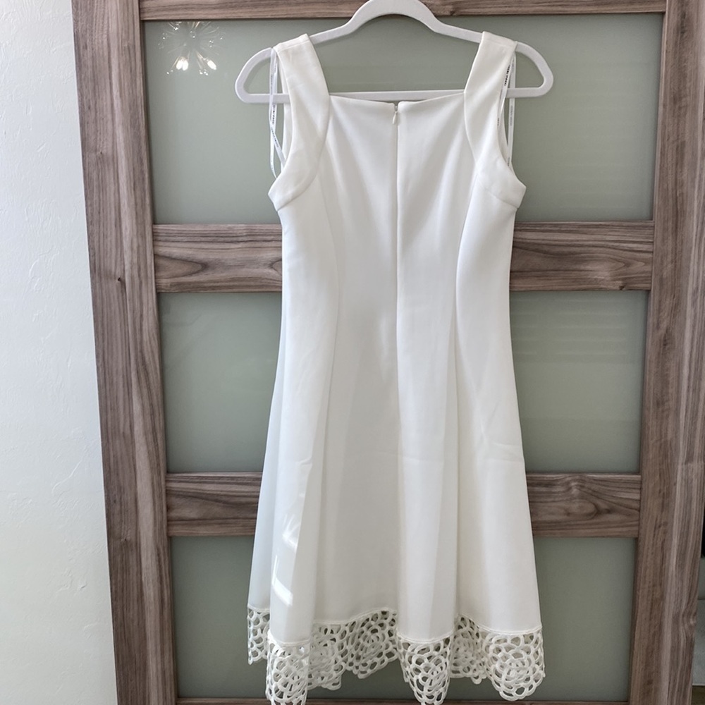 Donna Ricco white neoprene dress w/ crochet trim at bottom. Skater style. Size 4 - Picture 5 of 11